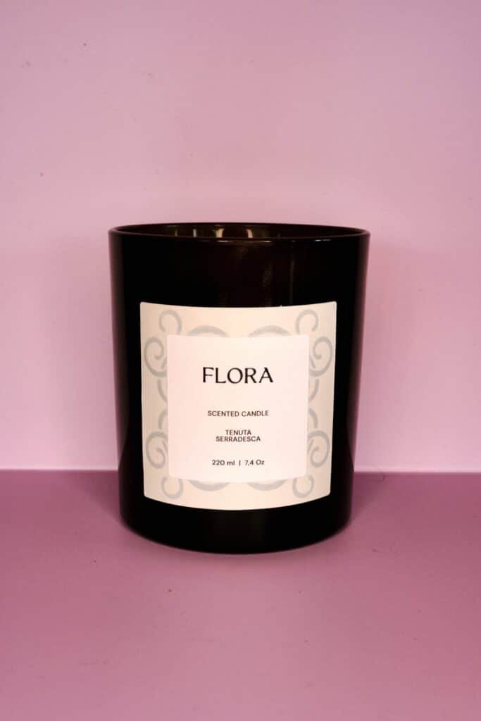 Candela profumata Flora Tenuta Serradesca 220g