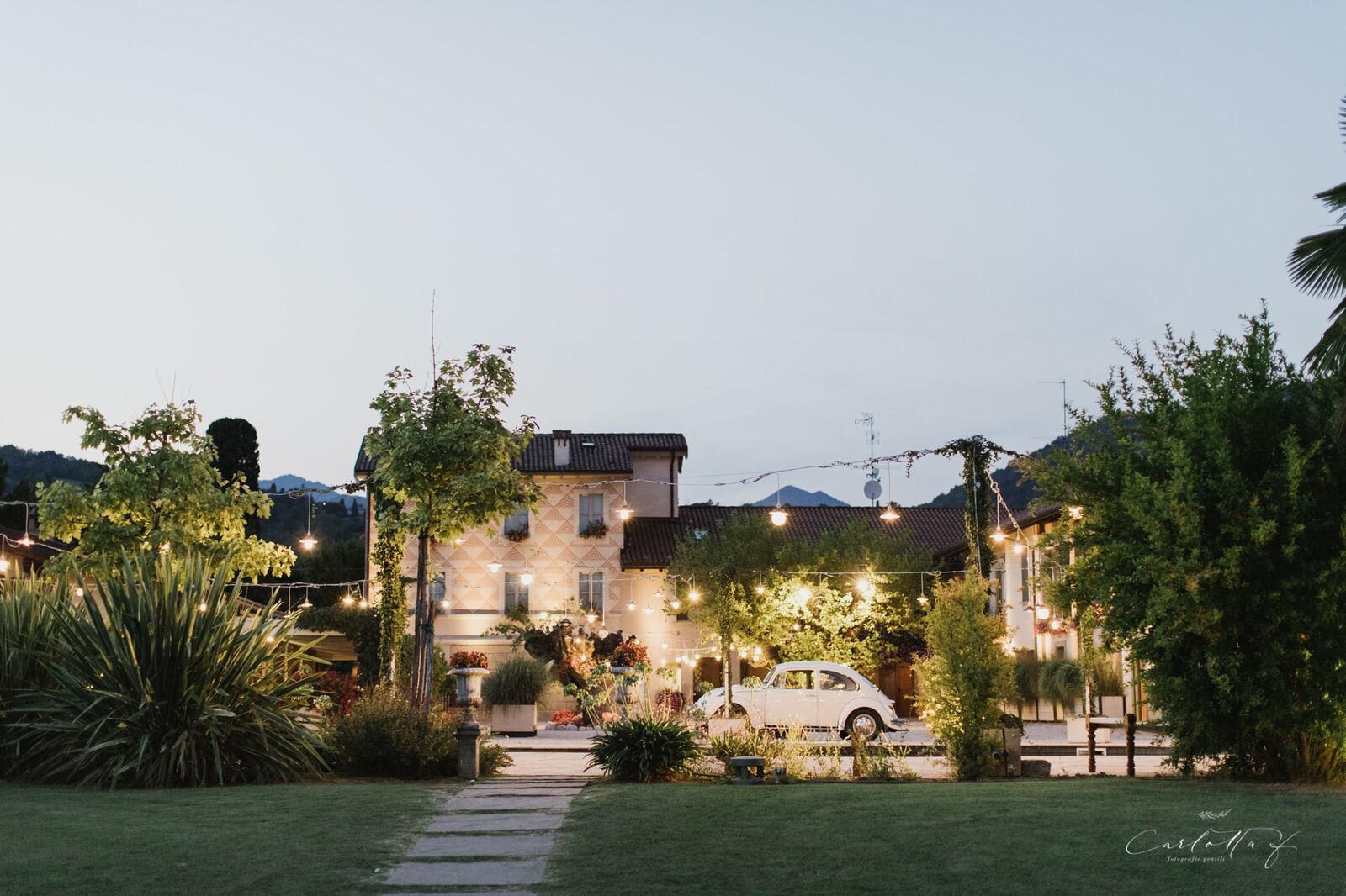 Vista della Tenuta tra i vigneti